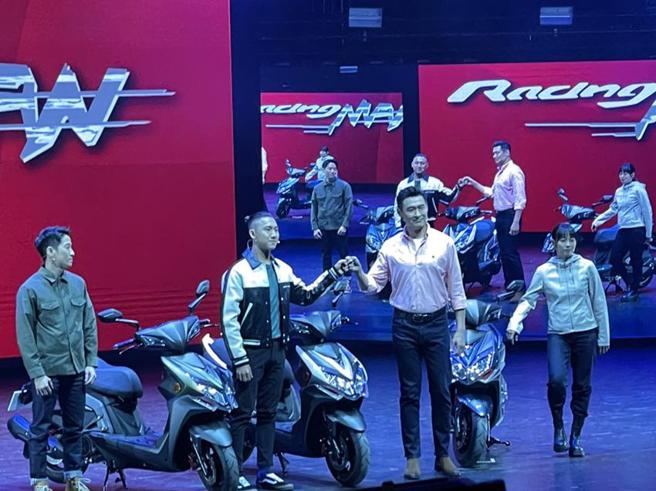 （光陽今一口氣發表八款新車，董事長柯勝峯(右二)罕見與國手兒子柯志達(左二)同台。圖／陳慜蔚）