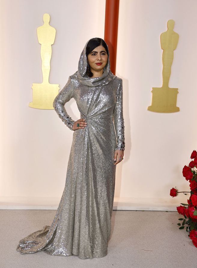 马拉拉走进本届奥斯卡奖颁奖典礼会场，摆姿势接受媒体拍照，架式十足。（图／路透社）