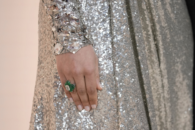 马拉拉这身银色晚礼服缀满亮片，并穿戴首饰搭配造型。（图／美联社）