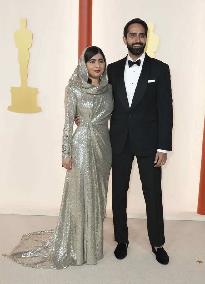 马拉拉与夫婿亚瑟在奥斯卡奖颁奖典礼入场红毯合影。（图／美联社）