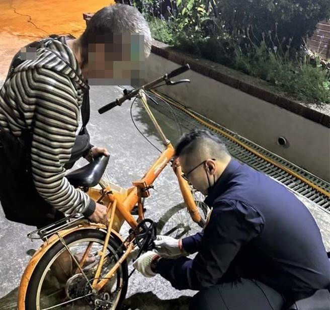 台中市70多岁纪姓老翁日前趁太平区枇杷盛产之际，中午骑着脚踏车前往山区游憩、品尝鲜黄枇杷，未料天黑返家时，竟迷途误入果园内产业道路。 （太平警分局提供／潘虹恩台中传真）