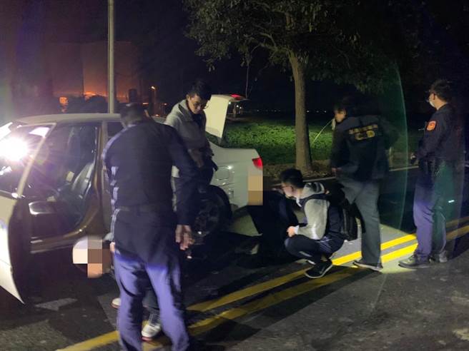 嘉县朴子分局于3月11日凌晨，逮捕二位涉嫌行窃台电电缆线之犯嫌。(朴子分局提供／邱显诚嘉义传真）