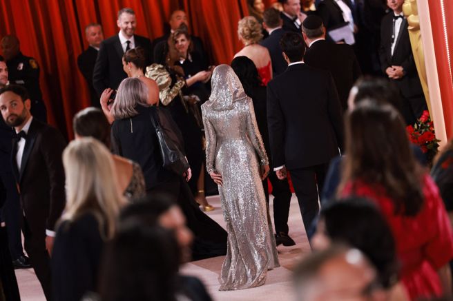 马拉拉由工作人员引导入场，这身装扮连背影也很抢眼。（图／路透社）