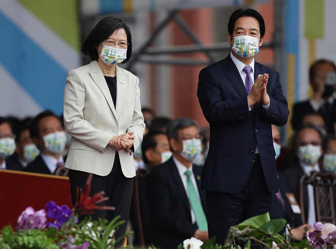 民进党主席赖清德(右)被传拟将总统蔡英文(左)喊出的四个坚持入党纲，引发朝野热议。（中时资料照／季志翔摄）