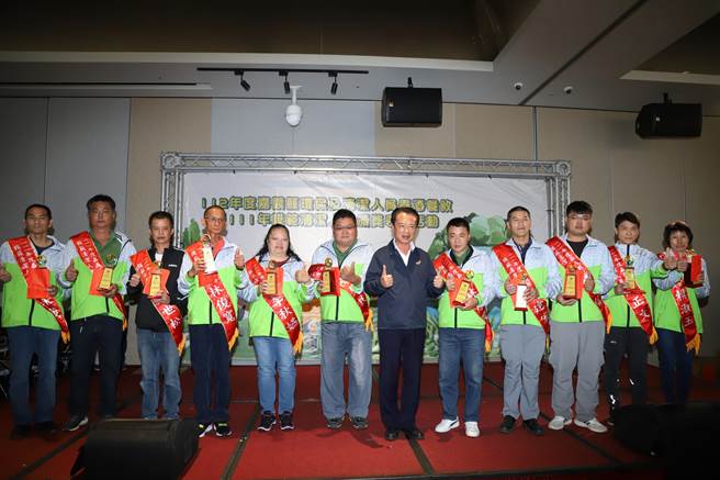 嘉義縣清潔人員春酒暨2022年度模範清潔人員表揚活動，縣長翁章梁(中)與受獎隊員們合影。(嘉義縣政府提供／邱顯誠嘉義傳真）