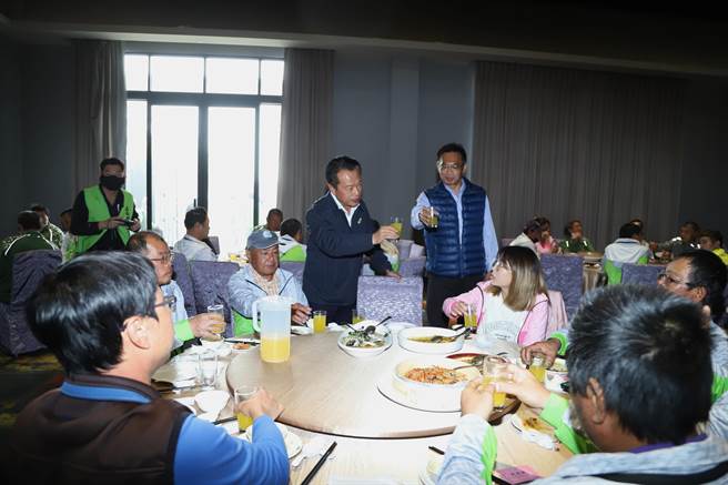 嘉義縣長翁章梁與各桌清潔隊員敬酒，感謝每一位同仁的辛勞。(嘉義縣政府提供／邱顯誠嘉義傳真）