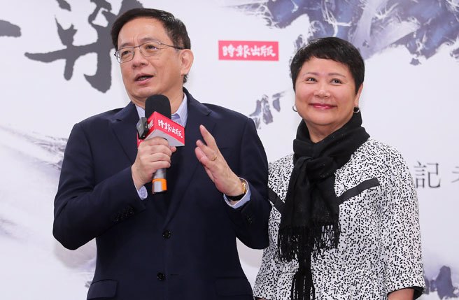 管中闵13日出席新书《大学的脊梁：臺大校长遴选事件与管中闵心情记事》发表会，感谢事件过程中帮助过他的人，夫人陈达敏（右）也现身支持他。（黄世麒摄）