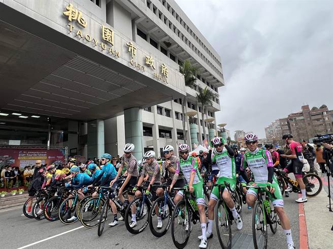 2023国际自由车环台赛13日在桃园登场，来自全球31个国家、22支队伍共184名位菁英选手齐聚桃园，市长张善政、中华民国自由车协会秘书长李开志等，共同为赛事领骑和鸣枪。（蔡依珍摄）
