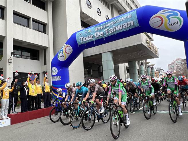 2023国际自由车环台赛13日在桃园登场，来自全球31个国家、22支队伍共184名位菁英选手齐聚桃园，市长张善政、中华民国自由车协会秘书长李开志等，共同为赛事领骑和鸣枪。（蔡依珍摄）