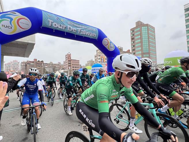 2023国际自由车环台赛13日在桃园登场，来自全球31个国家、22支队伍共184名位菁英选手齐聚桃园，市长张善政、中华民国自由车协会秘书长李开志等，共同为赛事领骑和鸣枪。（蔡依珍摄）