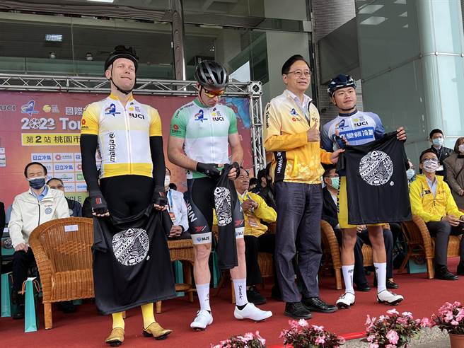 桃园市长张善政赛前致赠纪念T恤给选手。（蔡依珍摄）