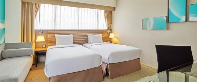 「2023飨爱你」恋爱假期，3月31日前连住两晚，每晚一人1300元起，还可获赠200元蛋糕房抵用券。（台北凯撒大饭店提供）