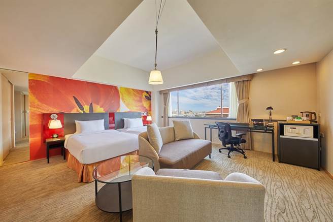 站前套房宽敞舒适，可饱览台北市日与夜车水马的城市美景。（台北凯撒大饭店提供）