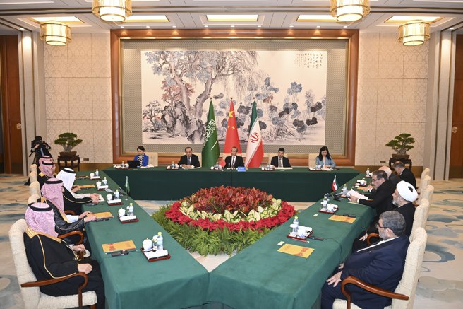 美媒评论称，由中国促成这项协议超出所有人的想像，它是美国数十年来主导外交联明和对手关系的大逆转，让所有国家都感到匪夷所思。（图／中新社）