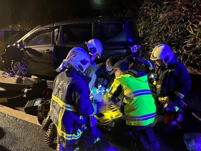 新北市瑞芳区滨海公路晚间9时许发生一起自撞事故，消防单位赶至现场救出驾驶，目前仍在急救中。（新北市消防局提供／张志康新北传真）