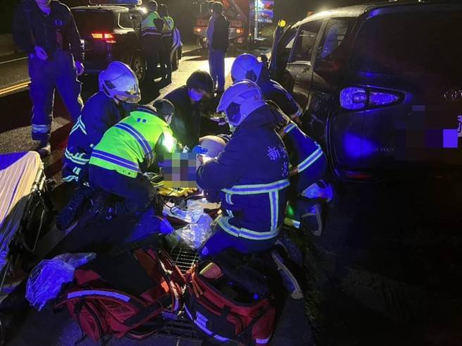 新北市瑞芳区滨海公路晚间9时许发生一起自撞事故，消防单位赶至现场救出驾驶，目前仍在急救中。（新北市消防局提供／张志康新北传真）