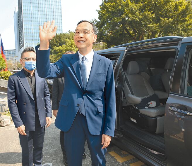 国民党党主席朱立伦昨强调，国民党2024总统提名，一切以党为主、以胜选为目标，做为党主席与总教练，所做每件事都是做球给主要候选人，面对媒体问及立委提名是否考虑「蓝白合」议题，朱立伦坦言，党正在进行提名作业，但部分地区一定有这样的考量。(陈怡诚摄)