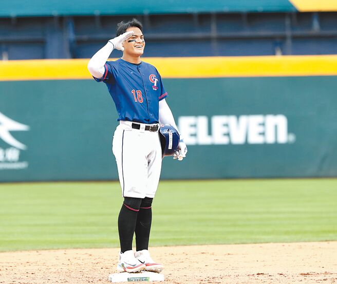 WBC棒球经典赛12日中华台北对战古巴，中华队张育成9局攻下唯一的一分，向全场的球迷敬礼致意。（郑任南摄）