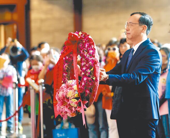 国民党主席朱立伦12日出席国父逝世98周年纪念日献花活动后表示，国民党不排除部分地区蓝白合。（陈怡诚摄）