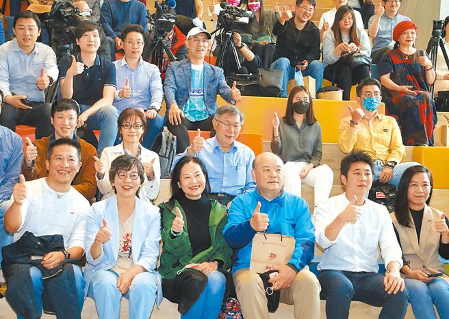 民眾党主席柯文哲（二排中）、前立委蔡壁如（前排左二）12日出席台湾民眾党创新创业委员会举办的创业合作日日春活动，并与参加的民眾一起比讚合影。（刘宗龙摄）