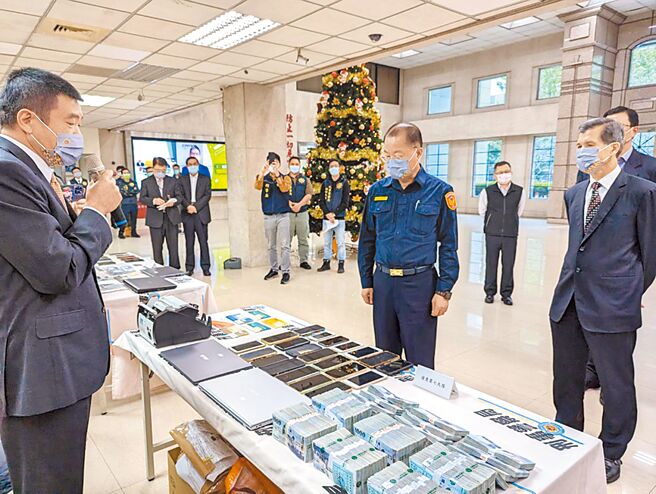 国内电商企业个资外泄频传，诈骗的源头没锁紧，衍生的诈骗案，警方怎么抓都抓不完。图为警政署长黄明昭（中）视察刑事局打诈绩效。（胡欣男摄）