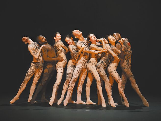 莎伦伊尔（Sharon Eyal）与其创立的L-E-V舞团，连续3天于2023台湾国际艺术节（TIFA）带来爱的循环三部曲最终章《心碎蛮荒之旅》。（国家两厅院提供）