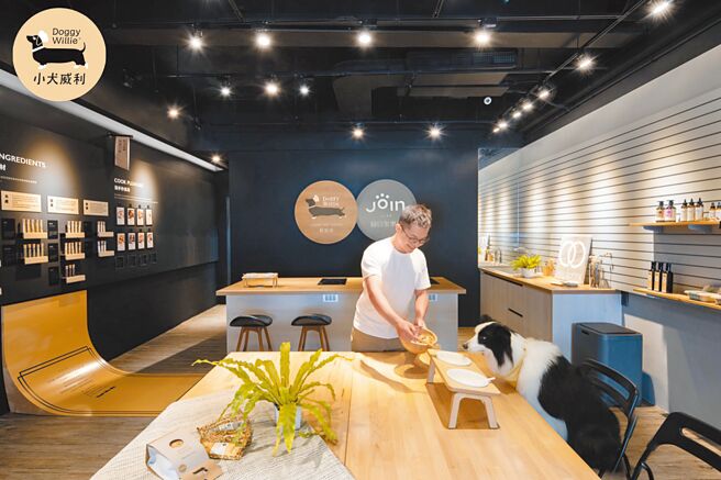 愈来愈多人喜欢养宠物，Doggy Willie 轻宠食2012年开始推广宠物饮食观念，以「吃得好一点 陪伴久一点」为理念，近年获得不少顾客青睐。（Doggy Willie小犬威利提供／蔡雯如新北传真）