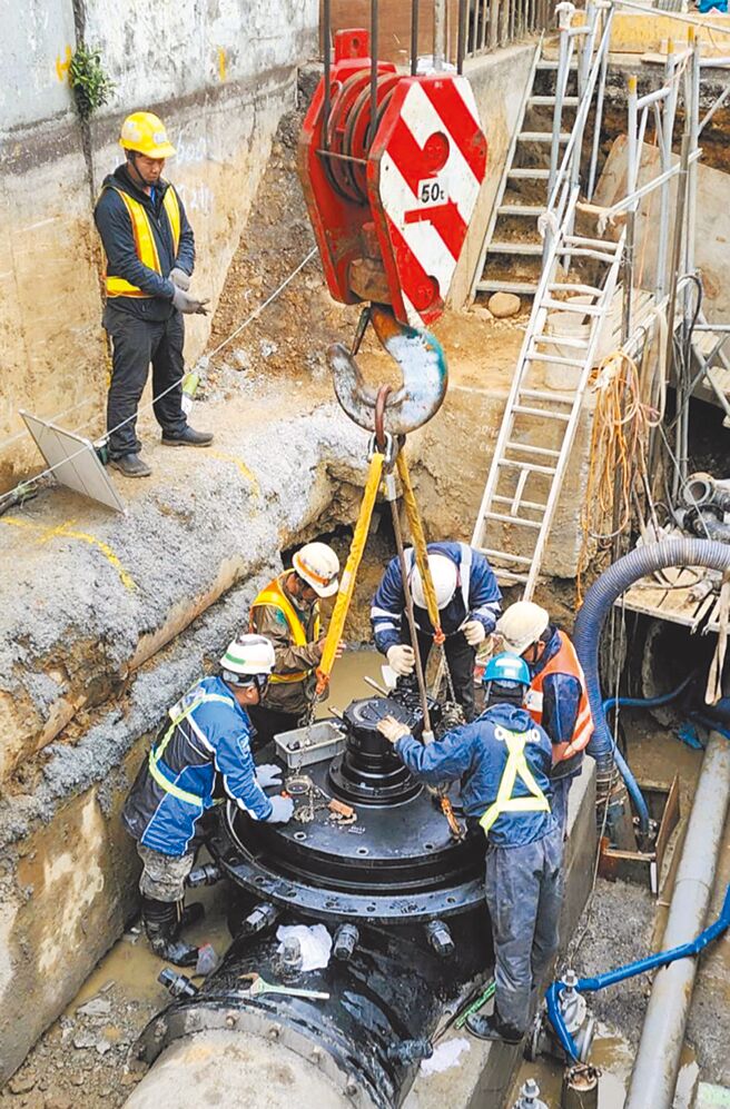 台北市民权大桥下方自来水输水干管对接工程，依过去工法将影响内湖区5万户用水至少2天，台北自来水事业处採用日本不断水工法施工，就可以避免停水问题。（台北自来水事业处提供／蔡佩珈台北传真）