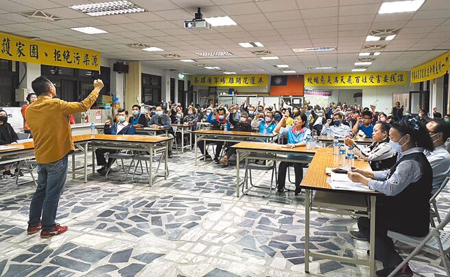 有业者打算在花莲县吉安乡仁安村海滨段附近设置养鸡场、屠宰场，村民忧心生活品质受影响，成立自救会要求县府辅导业者撤离。（罗亦晽摄）