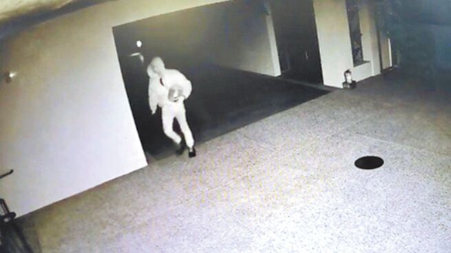 宜兰县一名陈姓男子在2月23日凌晨2时40分左右，不疾不徐走进员山乡某灵骨塔，抱走骨灰罈后至一座桥上丢弃，桥上、桥下散落骨灰罈碎片及遗骨。（宜兰县警察局宜兰分局提供／吴佩蓉宜兰传真）