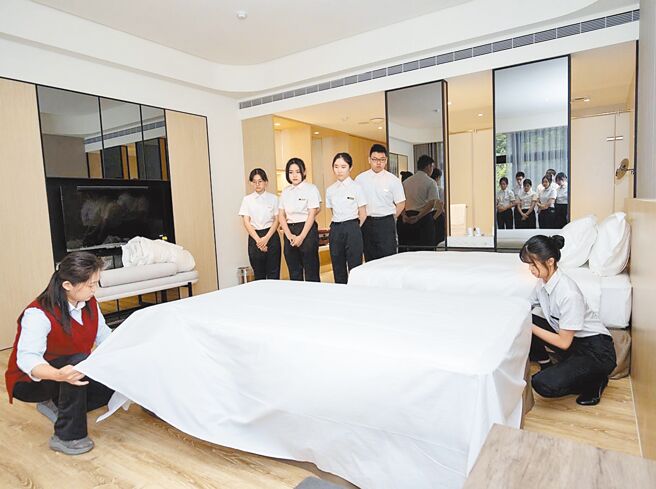 新北市职业训练中心与宏国德霖科技大学合作，推出「旅馆客房服务丙级证照辅导班」，即日起开放报名至4月6日。（宏国德霖科技大学餐旅管理系提供／陈慰慈新北传真）