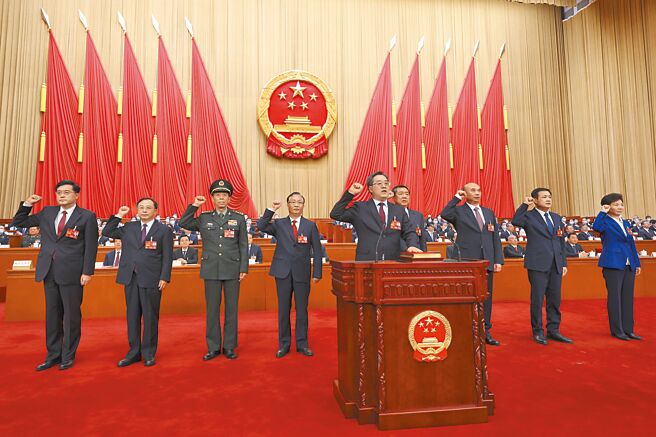 大陆全国人大12日决定4位副总理和5位国务委员人选，在当选后由中共中央政治局常委丁薛祥带领进行宪法宣誓。（中新社）