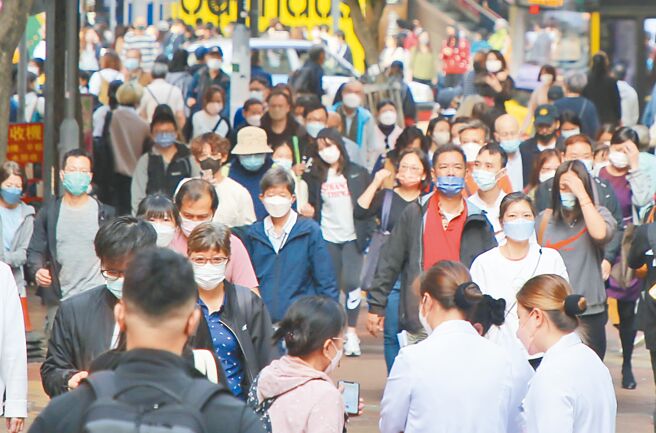 香港男子冰球队2月28日击败伊朗队，但赛后播放国歌时，竟播出有人声演唱版的《愿荣光归香港》。香港队成员在歌曲播放数秒后便根据规定，比出T字手势叫停并向赛会反映。图为香港街头。（中新社）