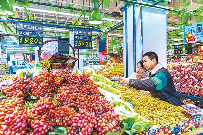 第十四屆全國人大一次會議12日第三場「部長通道」上，大陸國家統計局局長康義表示，對今年經濟好轉、實現GDP約5％成長目標有信心。圖為貴州省安順市的消費者在超市選購水果。（新華社）