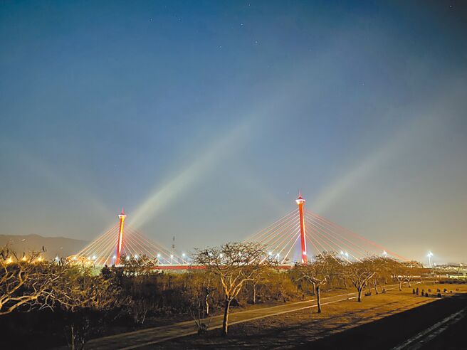 苗栗县新东大桥熄灯3年多，县府斥资3633万元启动修缮工程，重新亮化的新东大桥照亮后龙溪畔，让民眾讚嘆连连。（民眾提供／李京升苗栗传真）