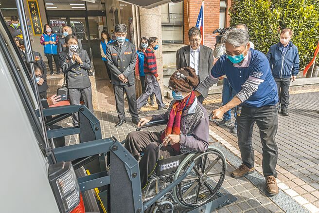 新竹县辅具维修保养宅急便上路，辅具服务专车将在13乡镇市跑透透。（罗浚滨摄）