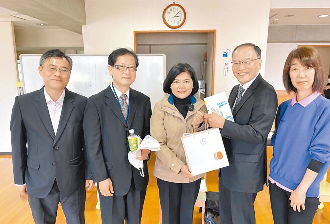 云林县长张丽善（中）参访日本日照中心，超前部署面对高龄社会的照护问题。（云林县政府提供／张朝欣云林传真）