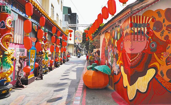 云林县「2023北港灯会」各式花灯将运至北港糖厂整修，今年底继续展出。（张朝欣摄）