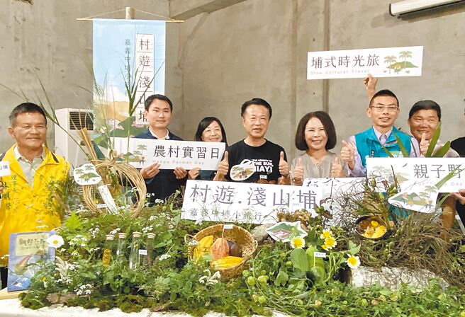 嘉义县长翁章梁（中）、中埔乡长李碧云（右三）推荐「村游．浅山埔」特色游程。（廖素慧摄）