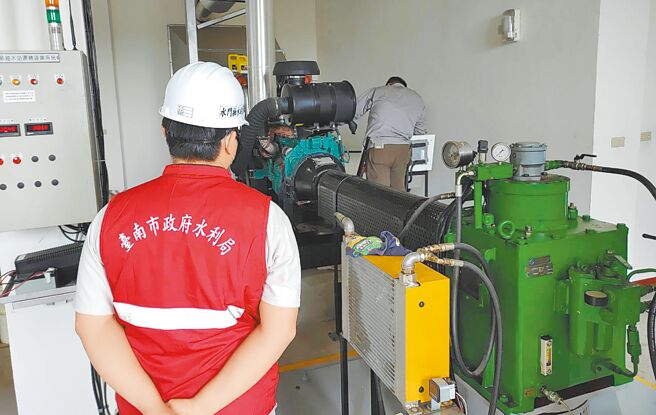 台南市政府水利局人员至抽水站查看岁修保养情形。（台南市政府水利局提供／张毓翎台南传真）