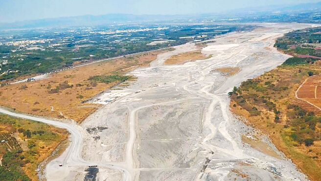 从空拍照可见，高屏溪部分区域不见潺潺流水，取而代之的是一片乾涸灰黄土。（高市府提供／柯宗纬高雄传真）