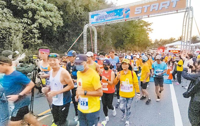 台东县东河乡第2届「柚见晚崙西亚东河马拉松」12日清晨鸣枪起跑，吸引约900名选手参加。（庄哲权摄）