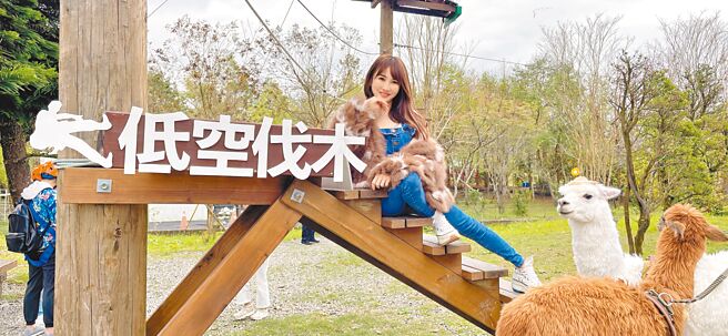 王宥忻日前帶萌獸草泥馬同遊宜蘭天送埤農場。（固力狗娛樂提供）