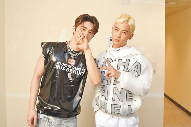 B.I（左）跟小樂首次見面，雙帥便以「朋友」、「兄弟」互稱。（華藝娛樂提供）