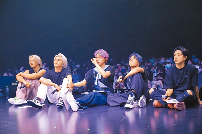 5位星妈事前录制的感人影片，让ALL IN 5泪洒舞台。（必应创造提供）