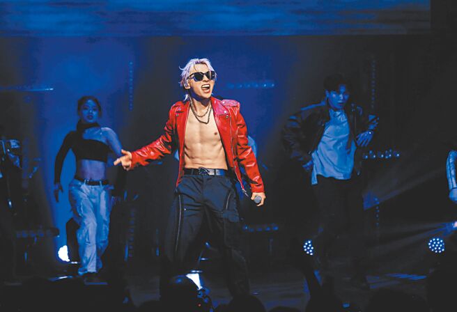 ALL IN 5哲玮大秀6块腹肌。（必应创造提供）