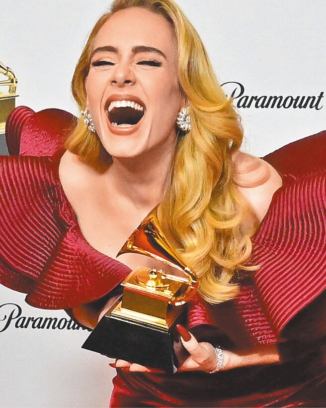 英国歌手爱黛儿佩戴Tiffany & Co. Schlumberger铂金与18K金镶嵌钻石珊瑚造型耳环。（Tiffany & Co.提供）