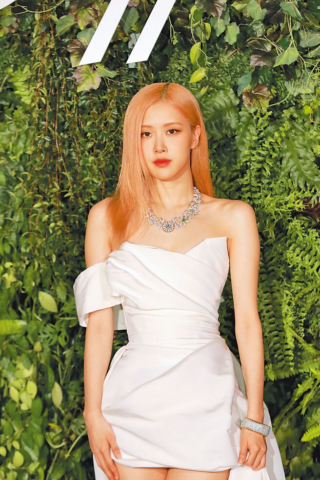 Tiffany & Co.全球品牌代言人ROSE佩戴Schlumberger总重逾41.3克拉钻石手环。（Tiffany & Co.提供）