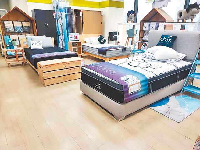 生活工场与电商obis品牌联手，将床放入实体门市，让消费者看得到摸得到。（obis欧必斯国际家居提供）