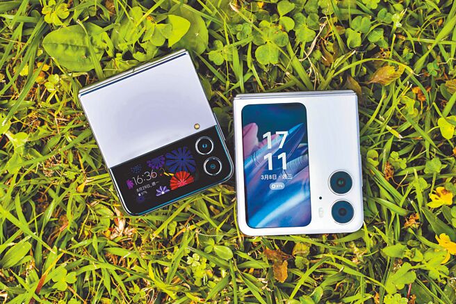 三星Galaxy Z Flip4（左），共推出精灵紫、云雾粉、星夜灰、冰川蓝 四色，定价3万888元起；OPPO Find N2 Flip，共推出月曜紫、天际黑 两色，定价3万1990元。（石智中摄）